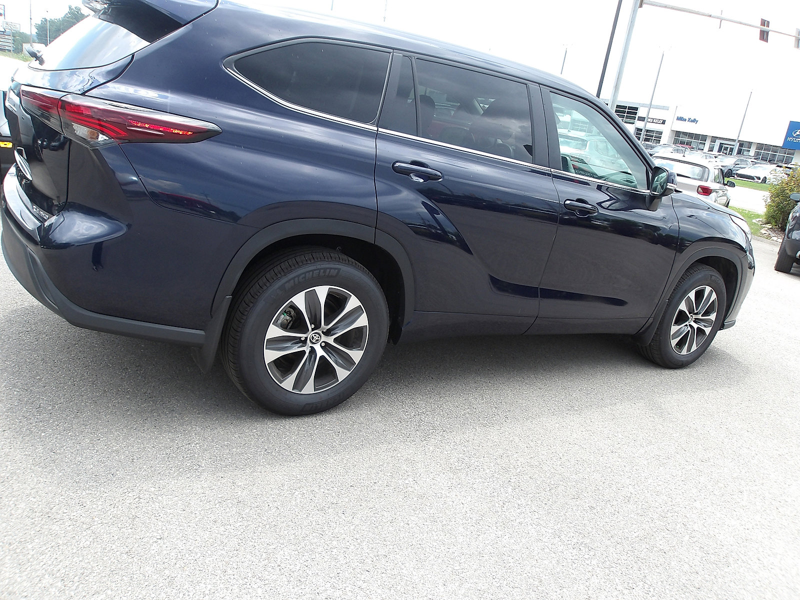 Used 2024 Toyota Highlander AWD image 8