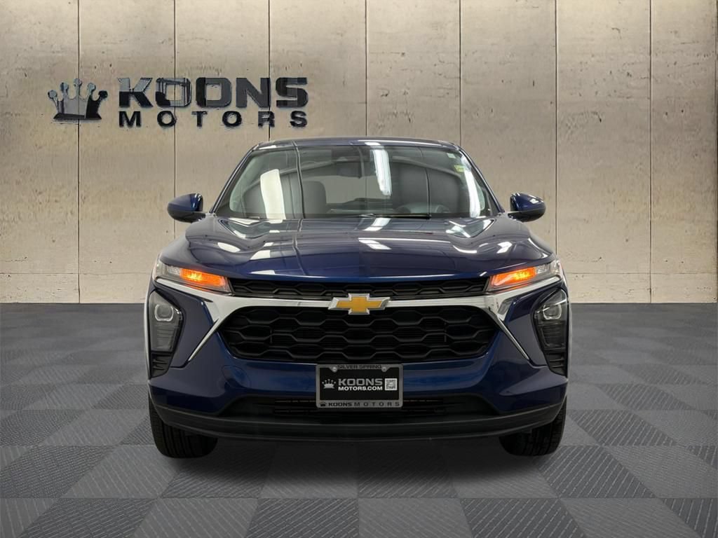 Used 2024 Chevrolet Trax LS w/ LS Convenience Package FWD image 3