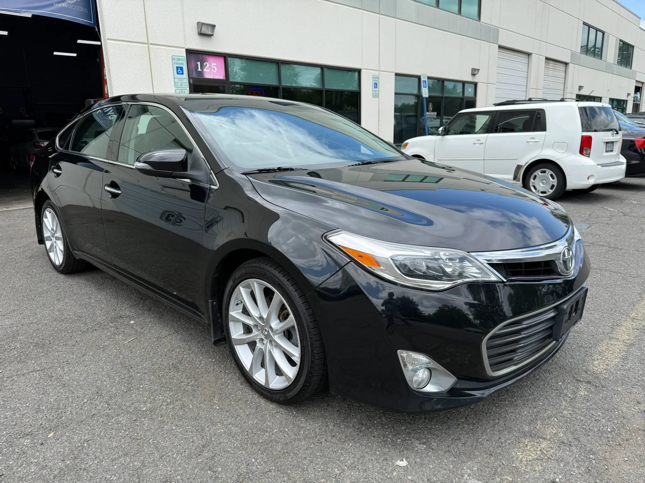Used 2013 Toyota Avalon XLE Touring FWD image 8