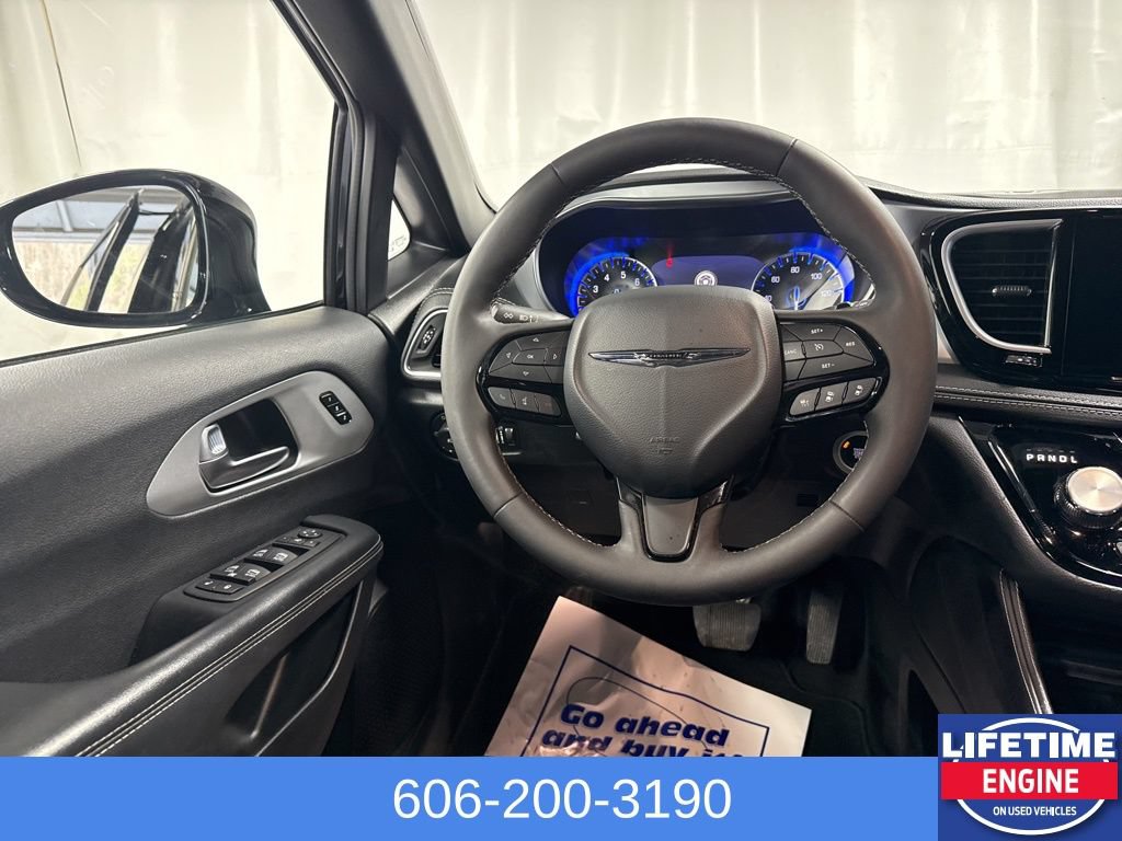 Used 2025 Chrysler Pacifica Limited FWD image 23