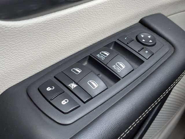 Used 2023 Chrysler Pacifica Touring-L FWD image 26