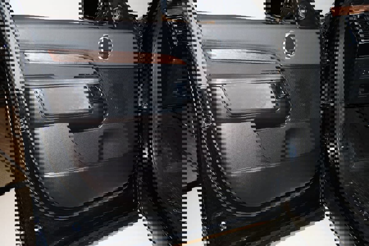 Used 2018 Land Rover Discovery HSE image 30