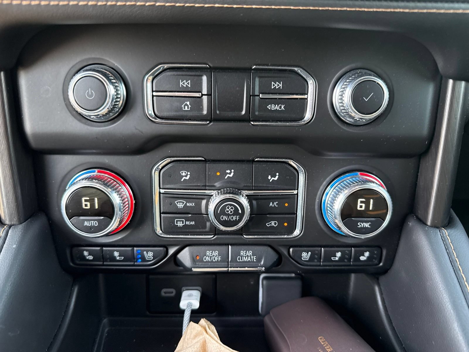 Used 2024 GMC Yukon AT4 w/ Technology Package AWD/4WD image 32