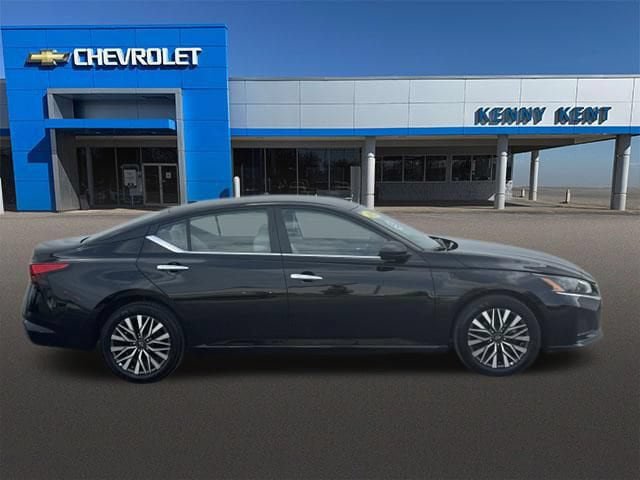 Used 2025 Nissan Altima 2.5 SV FWD image 3