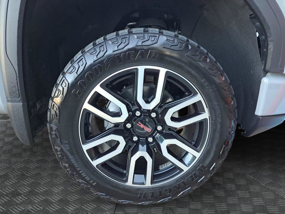 Used 2024 GMC Sierra 1500 AT4 w/ Technology Package AWD/4WD image 16