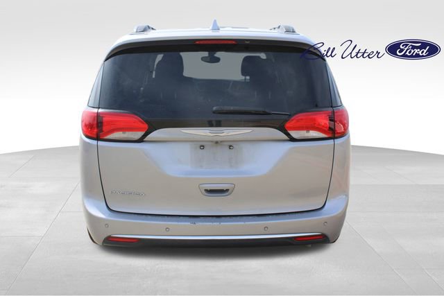 Used 2017 Chrysler Pacifica Touring-L image 6