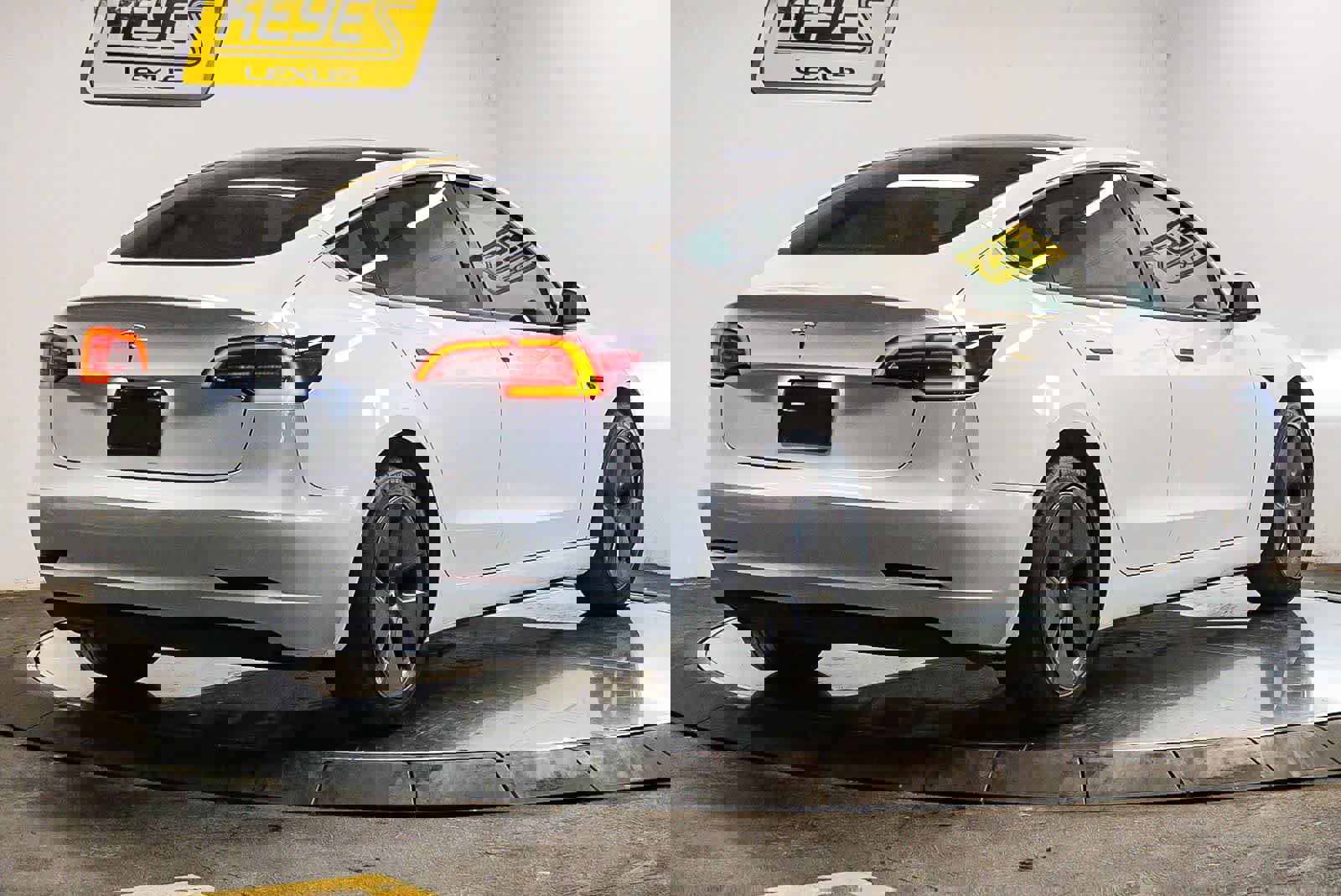 Used 2023 Tesla Model 3 Standard Range image 4