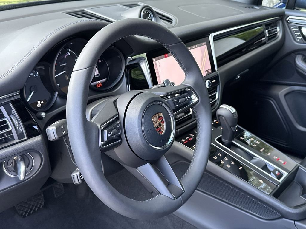 Certified 2025 Porsche Macan image 10
