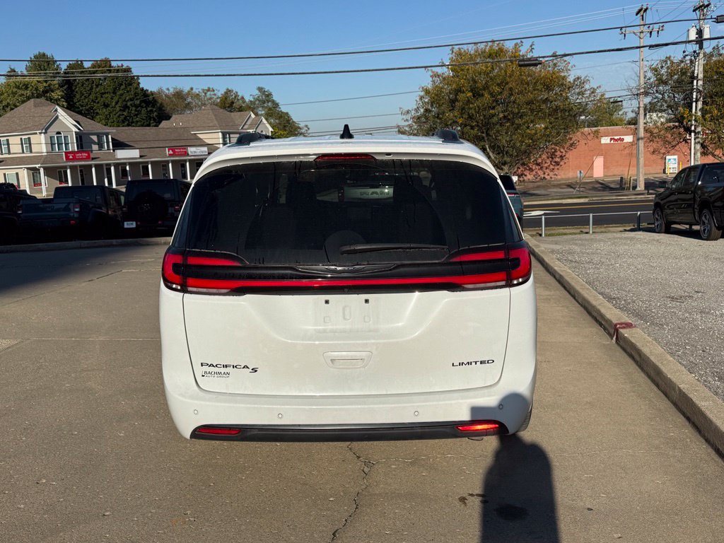 Used 2024 Chrysler Pacifica Limited w/ Uconnect Theater Family Group FWD image 7