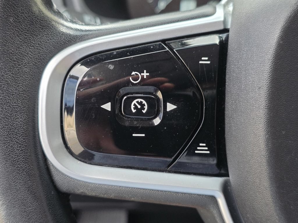 Used 2018 Volvo XC90 T6 Momentum w/ Convenience Package AWD/4WD image 32