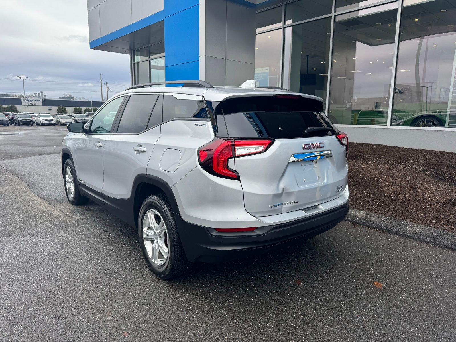 Used 2022 GMC Terrain SLE image 4