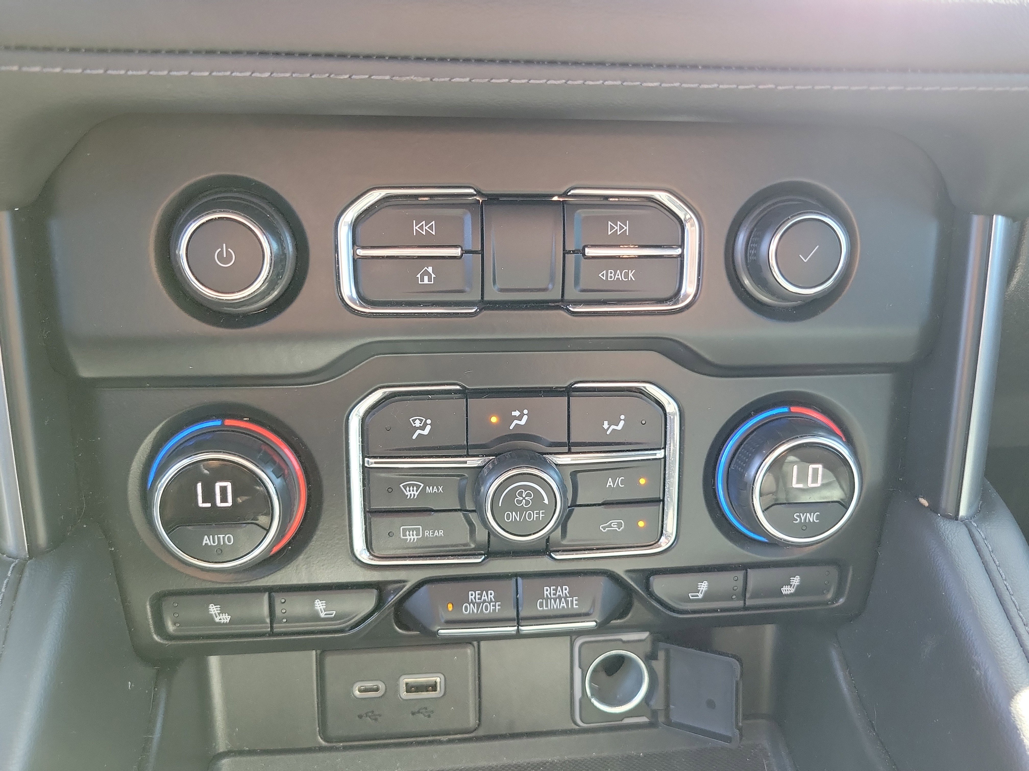 Used 2021 Chevrolet Suburban Z71 w/ Luxury Package image 28