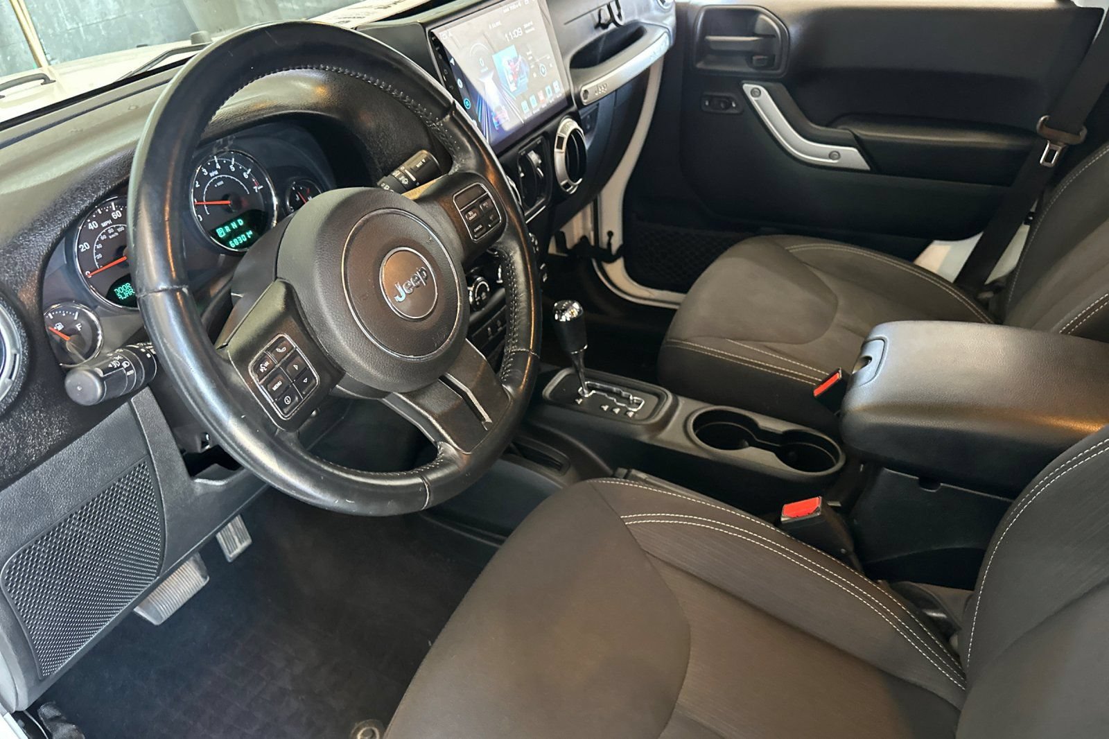 Used 2017 Jeep Wrangler Unlimited Sahara w/ Connectivity Group AWD/4WD image 10
