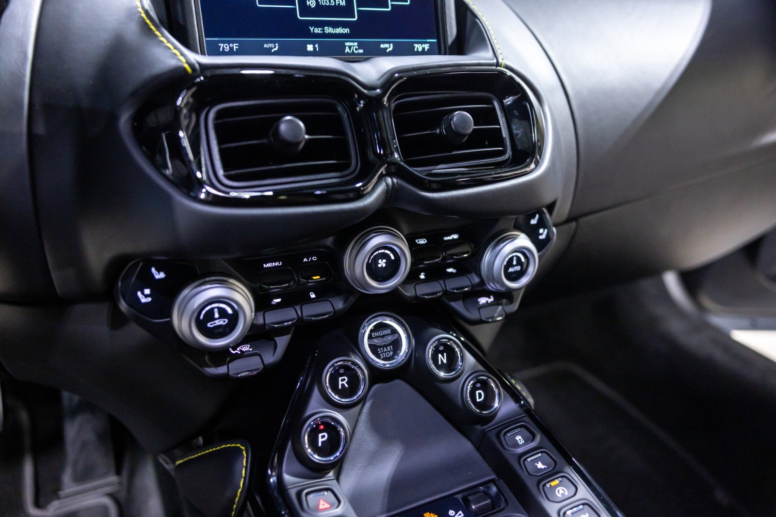 Used 2022 Aston Martin V8 Vantage Coupe RWD image 46