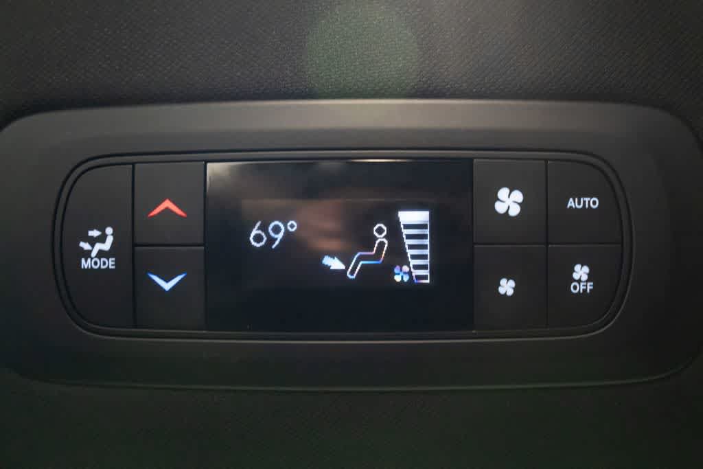 Used 2025 Chrysler Pacifica Select FWD image 9