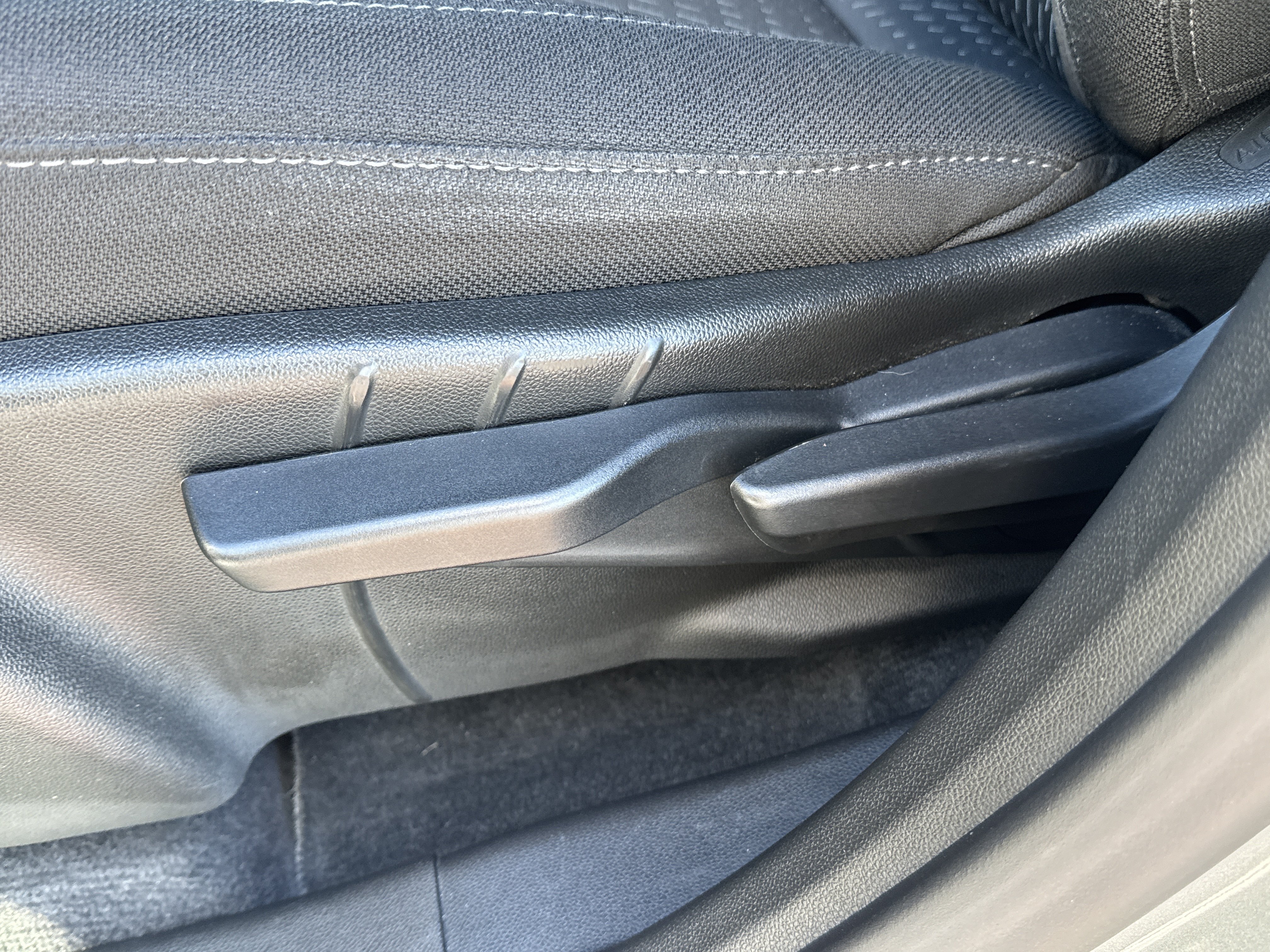 Used 2025 Chevrolet Equinox LT FWD image 24