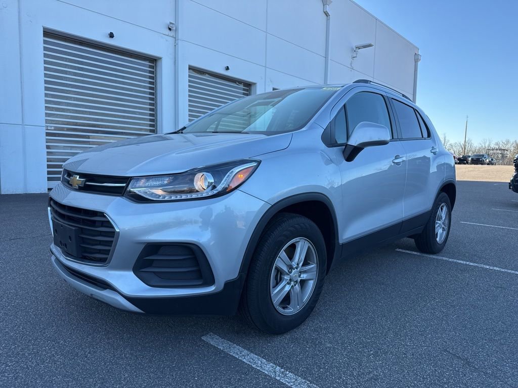 Used 2022 Chevrolet Trax LT w/ LT Convenience Package image 4