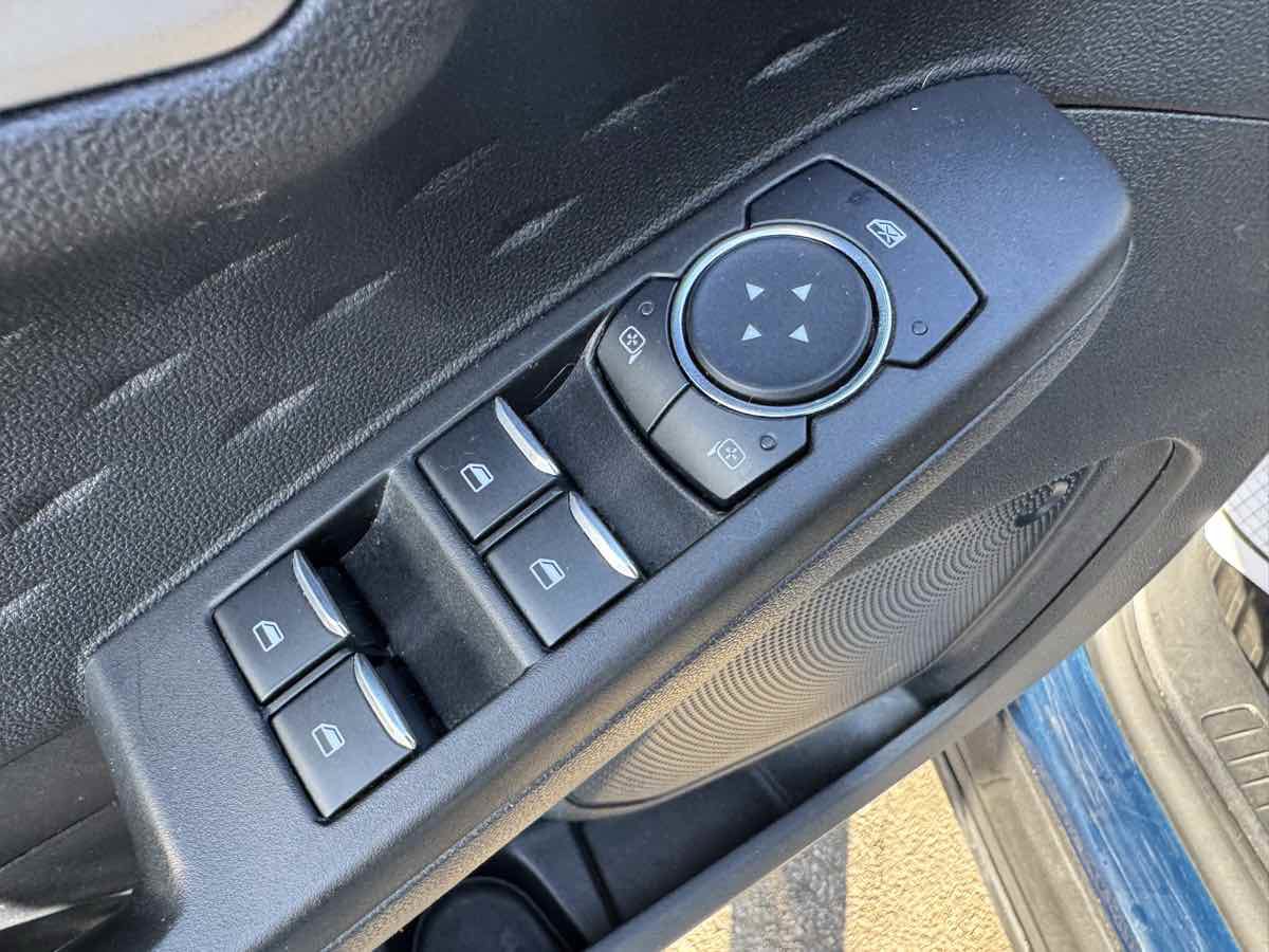 Used 2020 Ford Escape SE image 23