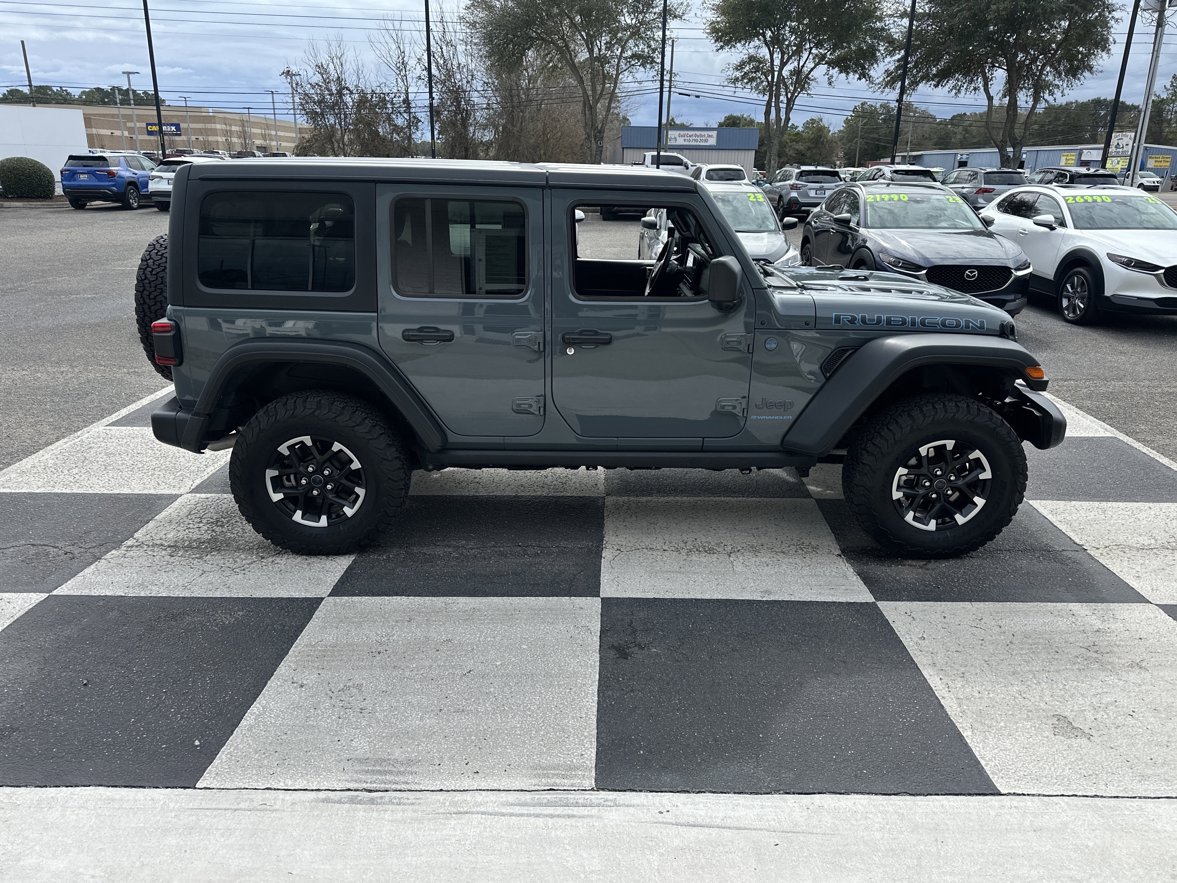 Used 2025 Jeep Wrangler Unlimited Rubicon 4xe w/ Convenience Group AWD/4WD image 3