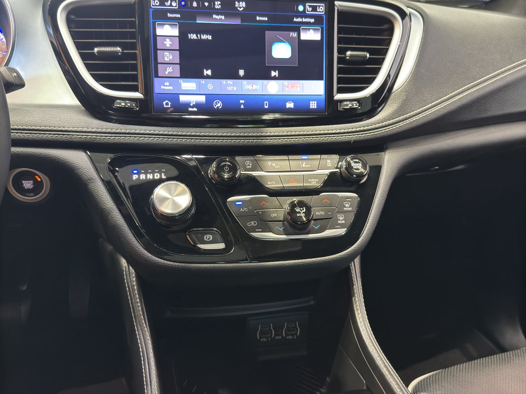 Used 2025 Chrysler Pacifica Limited FWD image 28
