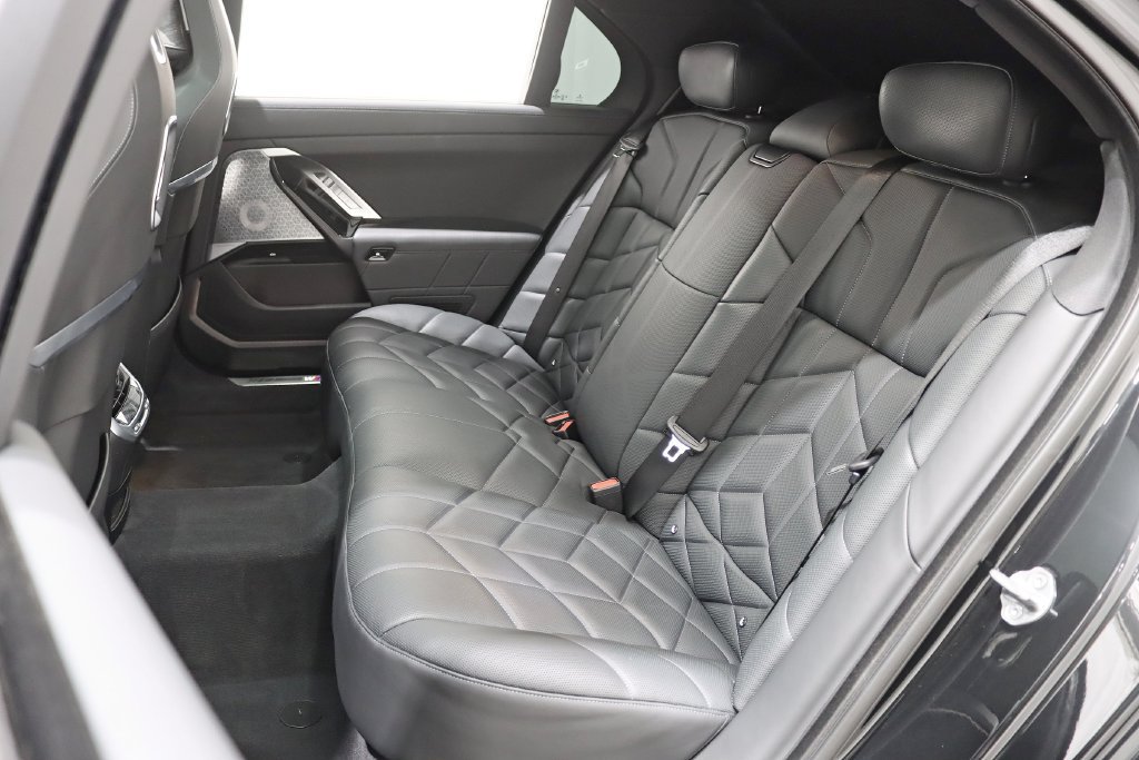 Used 2023 BMW 760i xDrive AWD/4WD image 30
