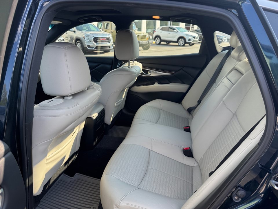 Used 2015 INFINITI Q70 3.7 w/ Sport Package AWD/4WD image 34