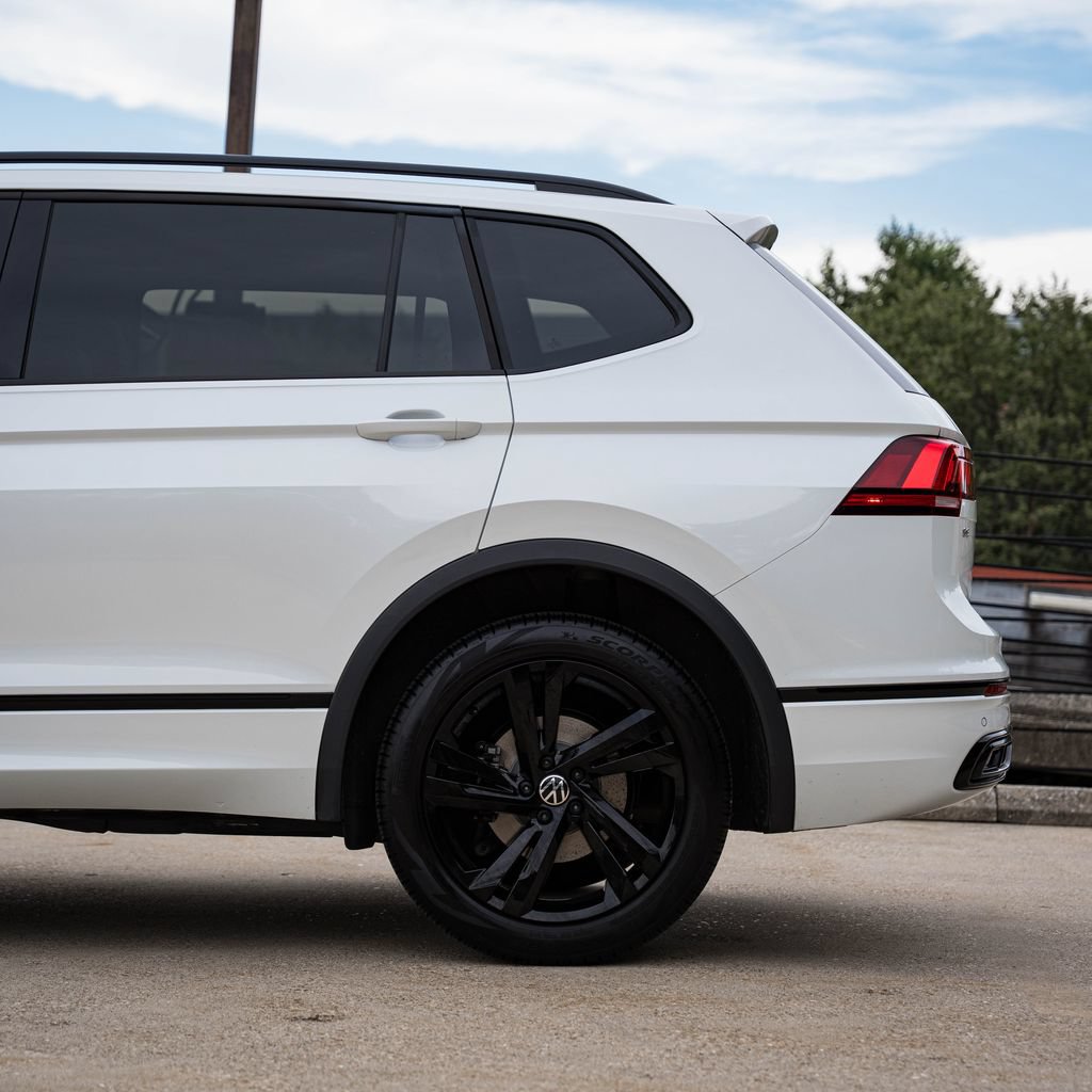 Certified 2023 Volkswagen Tiguan SE R-Line AWD/4WD image 4
