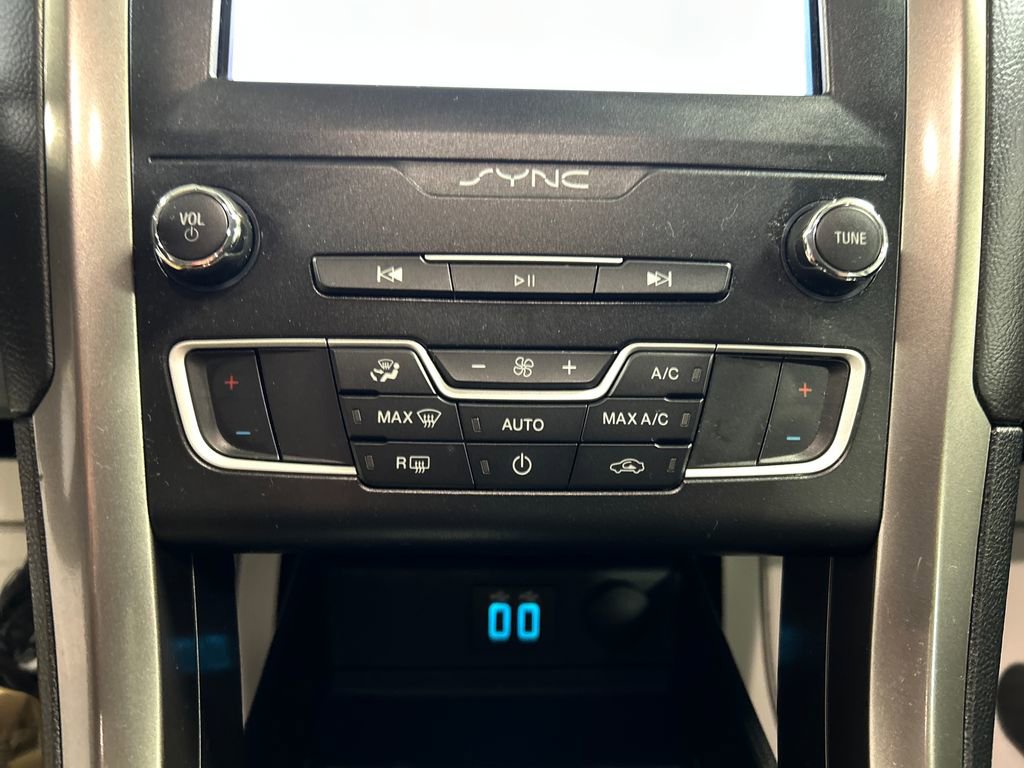 Used 2019 Ford Fusion SE image 18