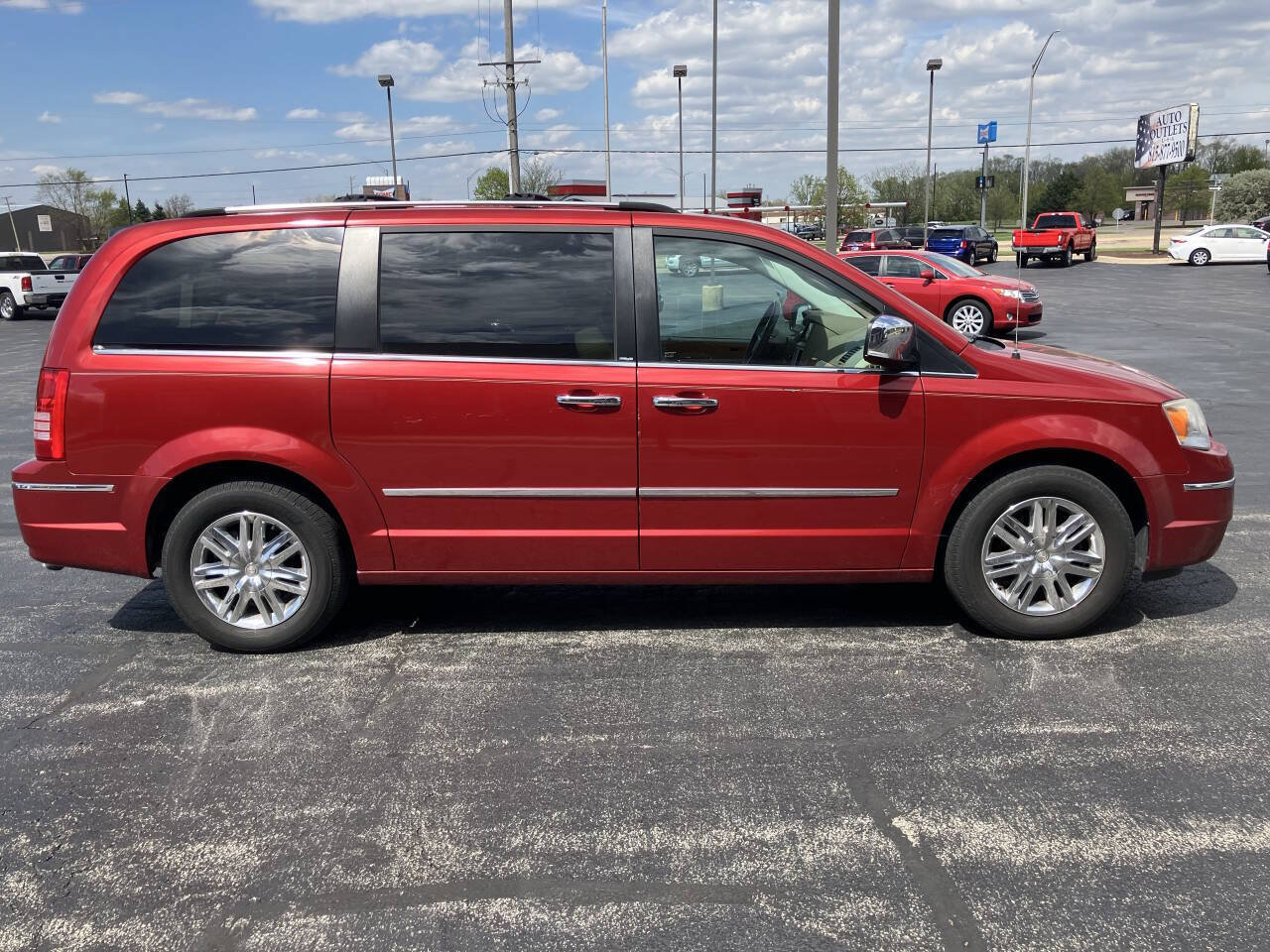 Used 2009 Chrysler Town & Country Limited w/ Entertainment Group #3 FWD image 2