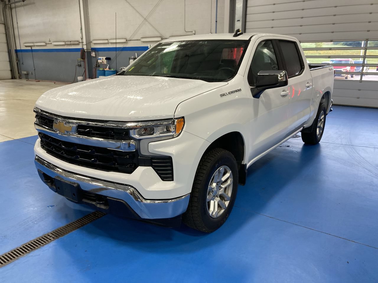 Used 2023 Chevrolet Silverado 1500 LT AWD/4WD image 3