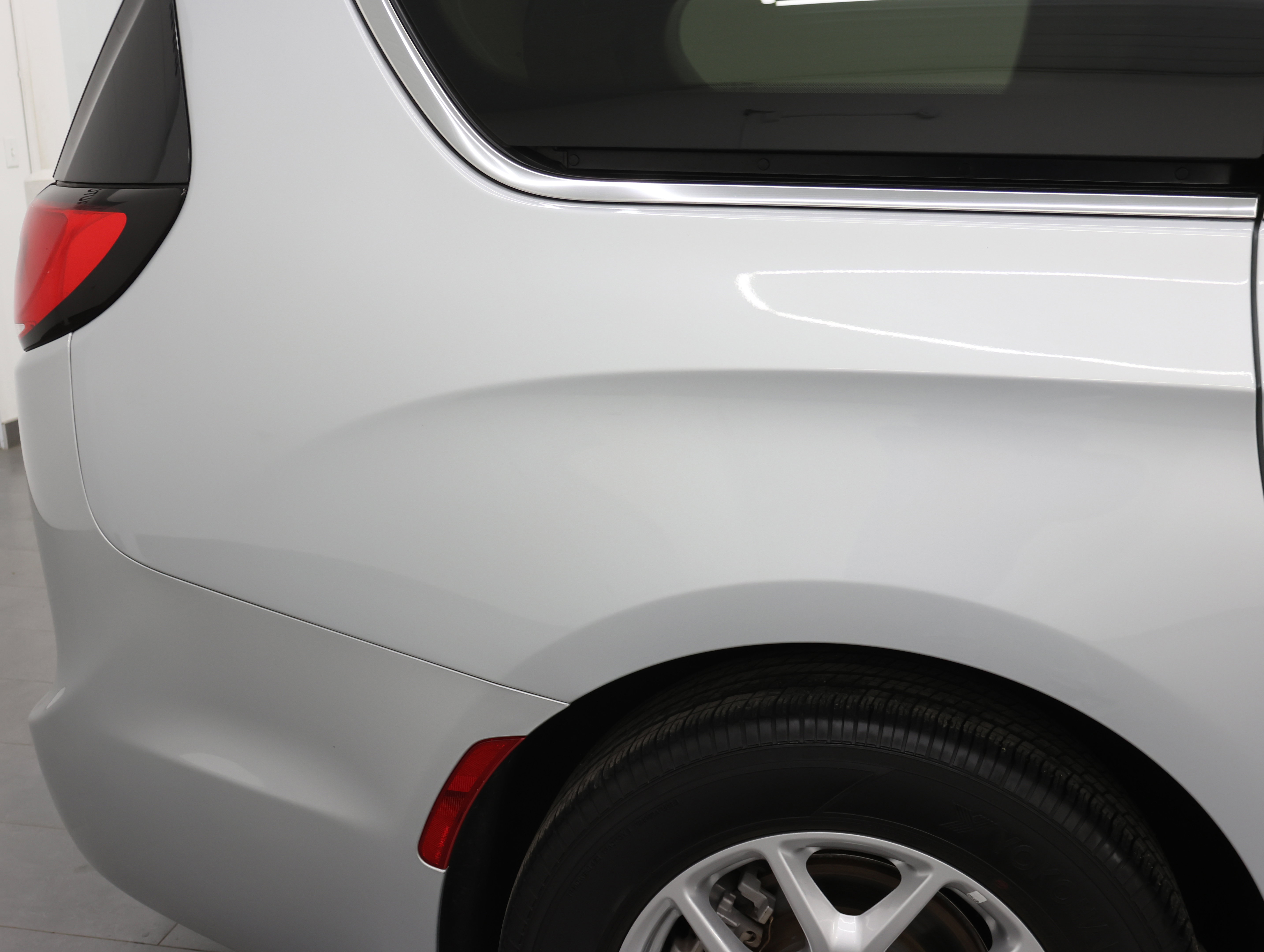 Used 2024 Chrysler Pacifica Touring-L FWD image 25