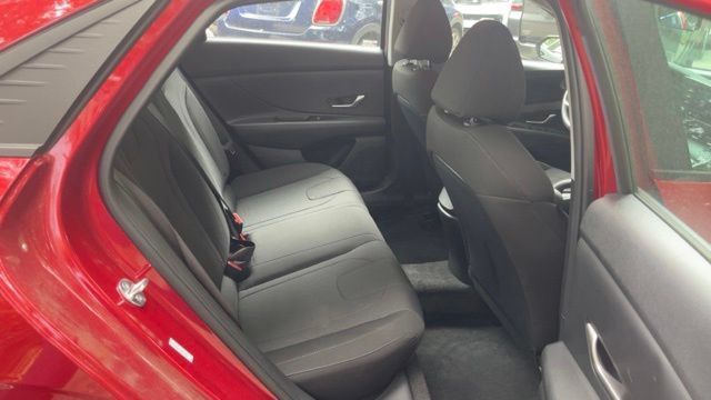 Used 2023 Hyundai Elantra SE FWD image 13