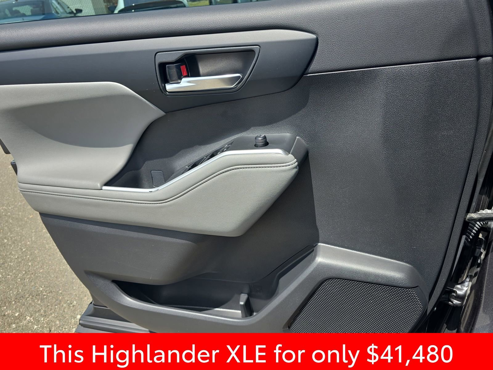 Used 2024 Toyota Highlander XLE AWD/4WD image 35