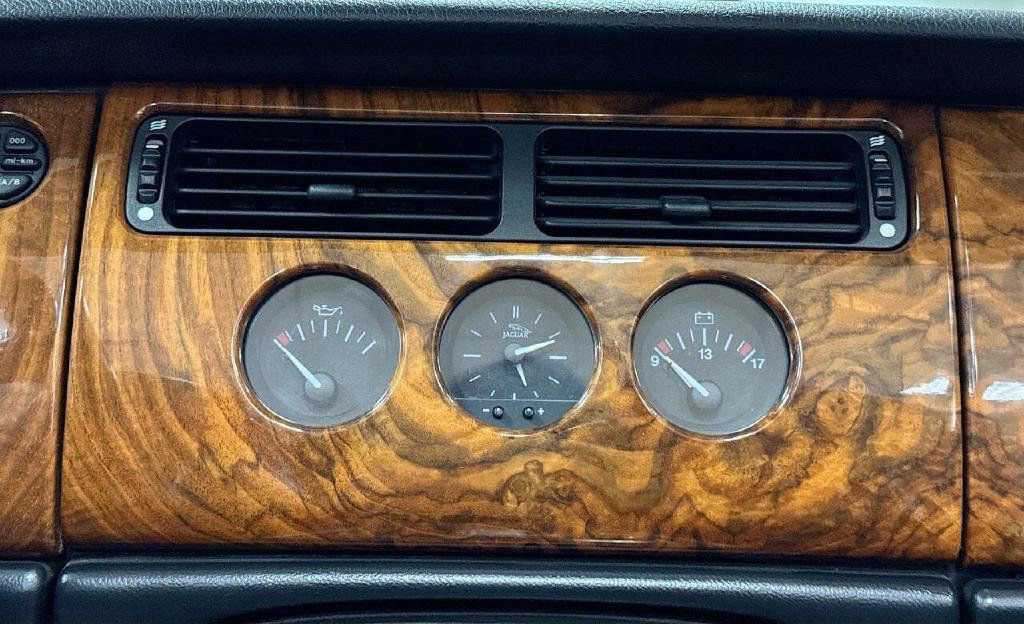 Used 2000 Jaguar XK8 Convertible image 24