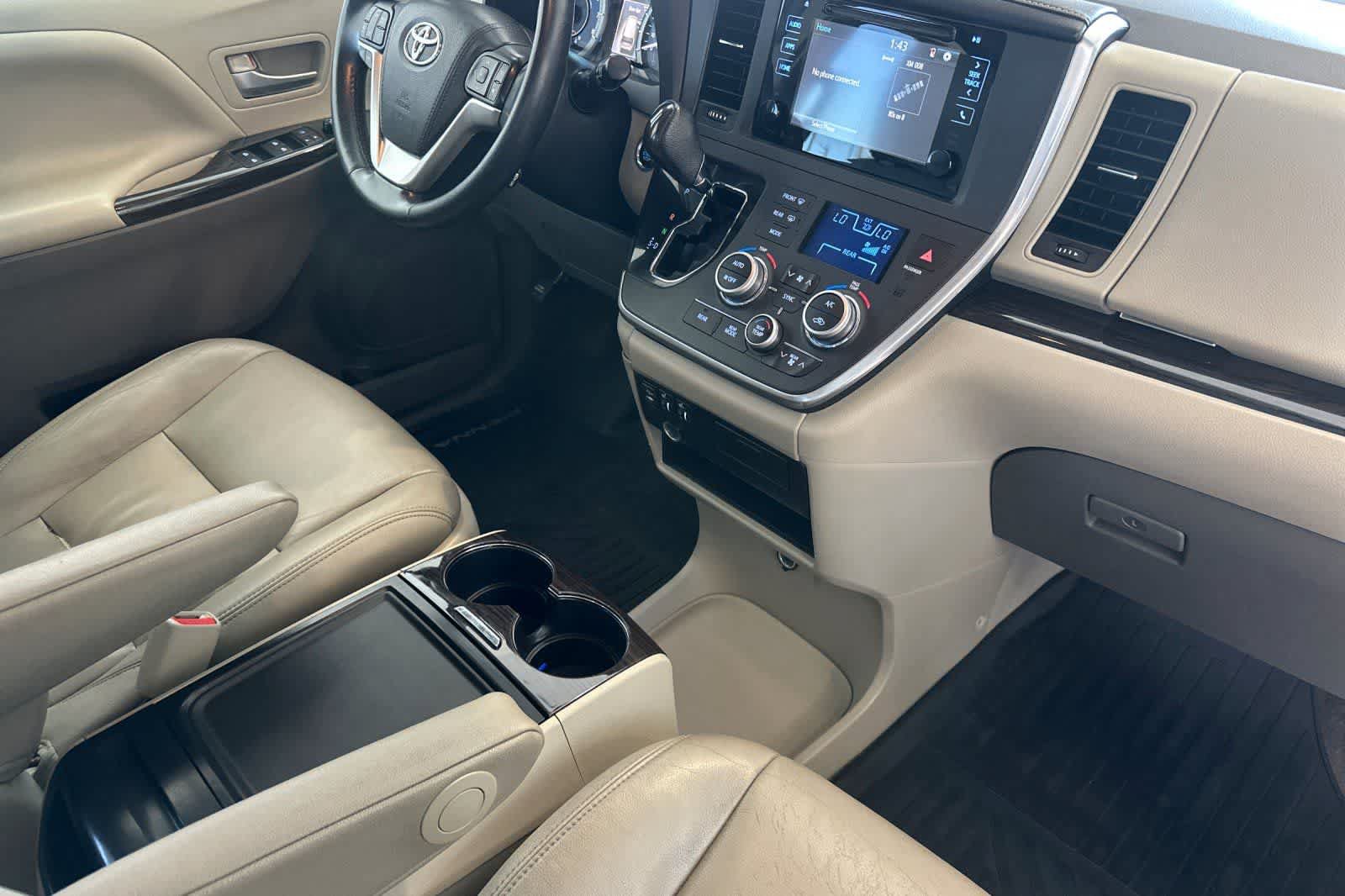 Used 2015 Toyota Sienna XLE FWD image 17