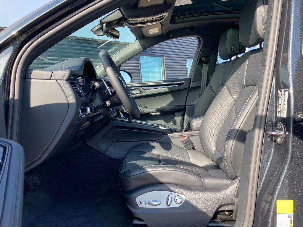 Certified 2025 Porsche Macan image 5