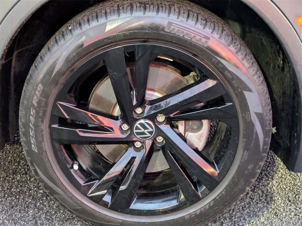 Used 2024 Volkswagen Tiguan SE R-Line image 11