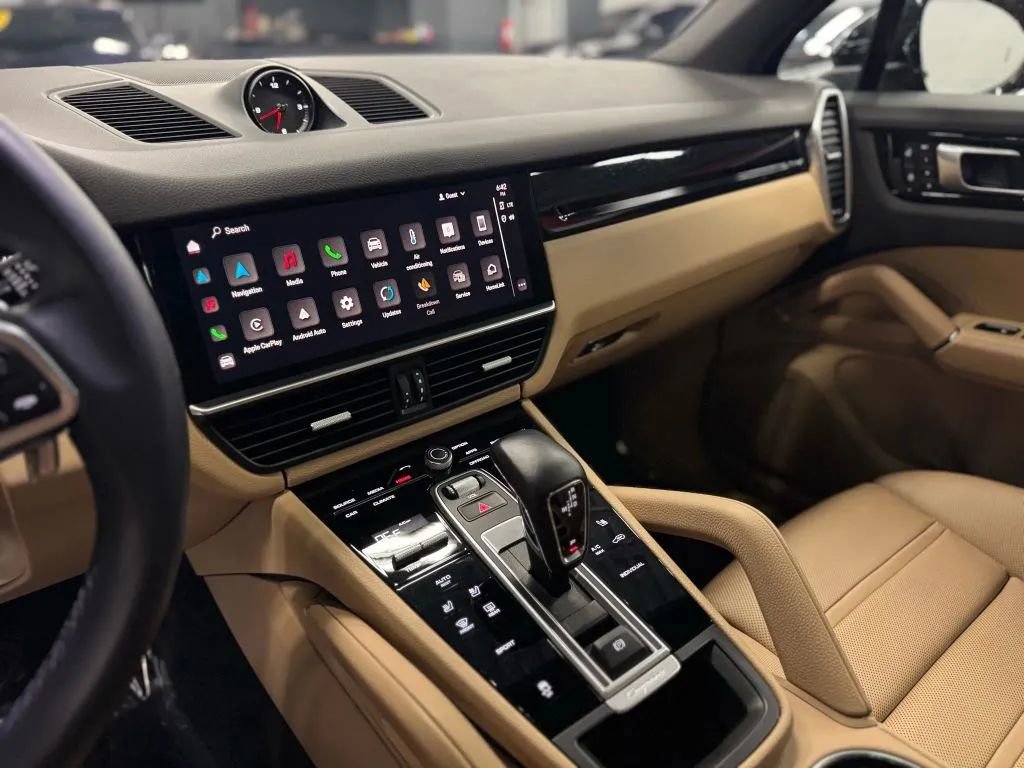 Used 2023 Porsche Cayenne w/ Premium Package image 12