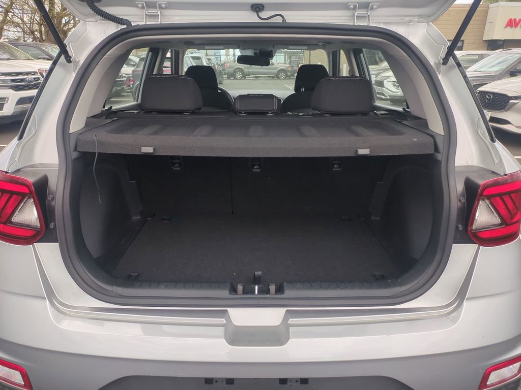 Used 2025 Hyundai Venue SEL FWD image 4