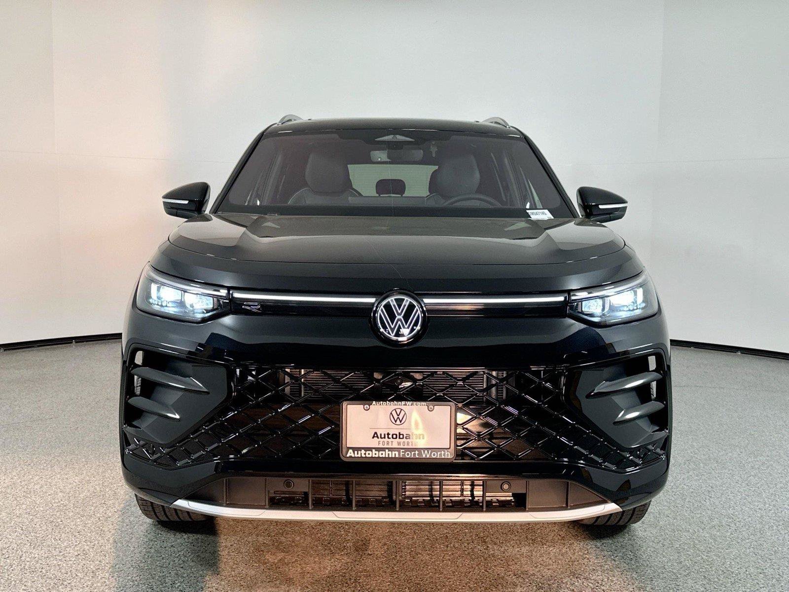 Used 2025 Volkswagen Tiguan SEL R-Line AWD/4WD image 2