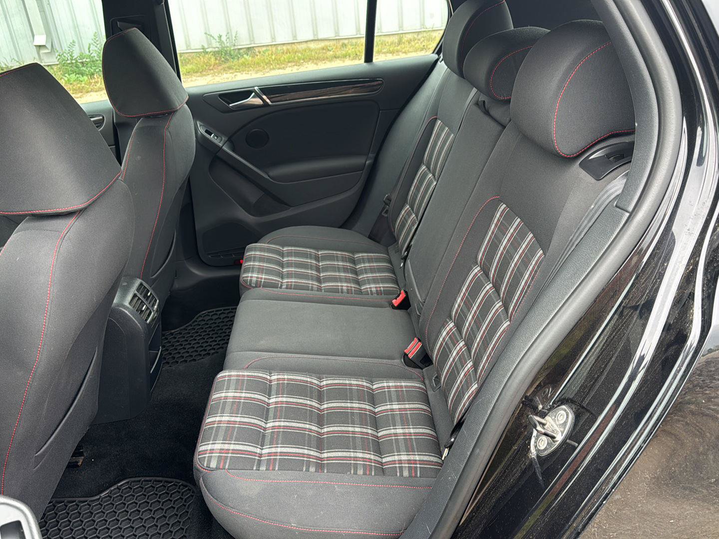 Used 2011 Volkswagen Golf 4-Door FWD image 7