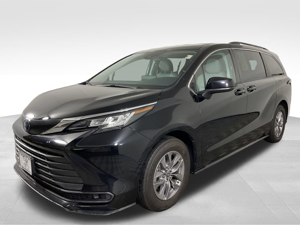 Used 2023 Toyota Sienna LE AWD/4WD image 4
