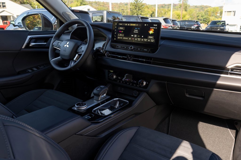 Used 2025 Mitsubishi Outlander SE image 17