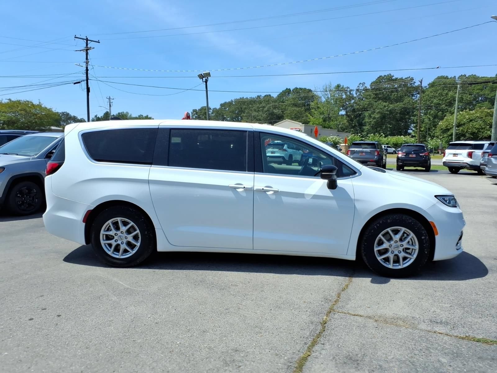 Used 2024 Chrysler Pacifica Touring-L FWD image 5