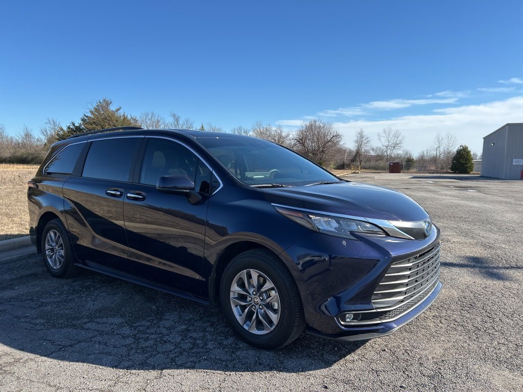 Used 2025 Toyota Sienna XLE image 3