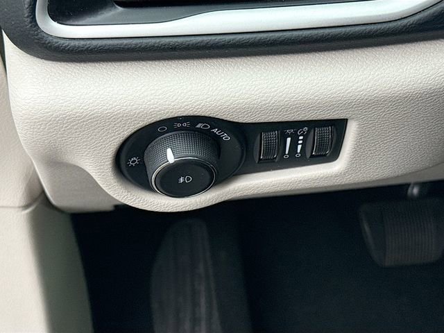Used 2023 Chrysler Pacifica Touring-L FWD image 12