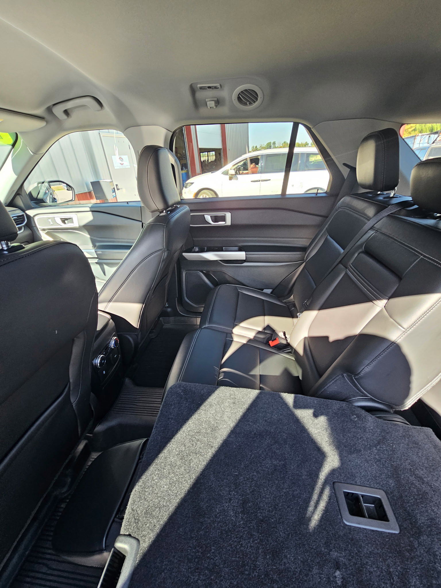 Used 2022 Ford Explorer XLT w/ Equipment Group 202A image 10