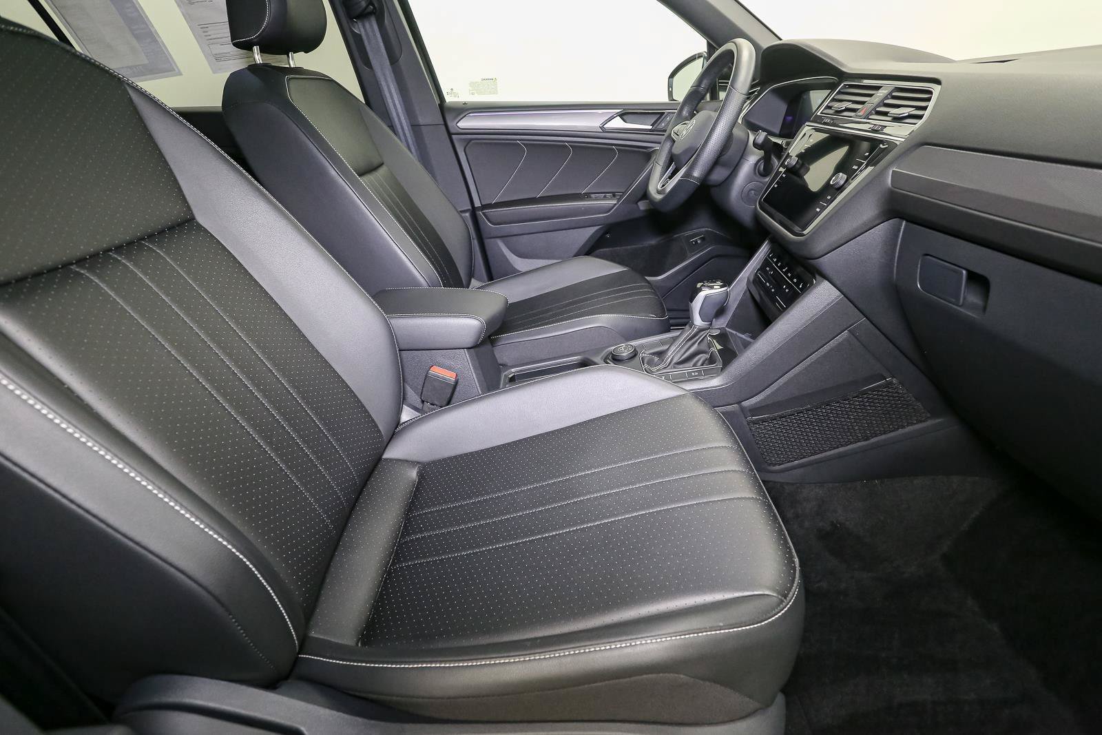 Certified 2024 Volkswagen Tiguan SE R-Line AWD/4WD image 23