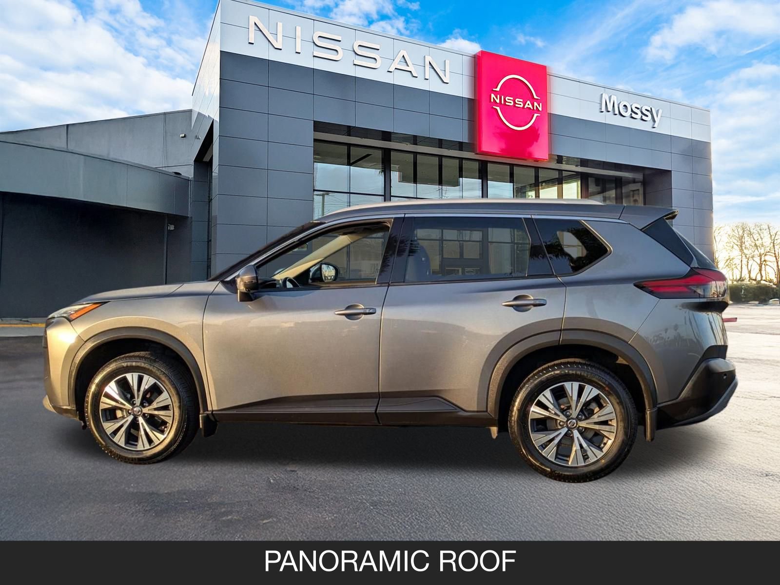 Used 2021 Nissan Rogue SV w/ Premium Package image 5