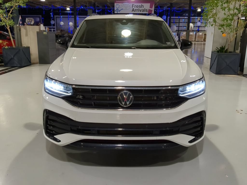 Used 2024 Volkswagen Tiguan SE R-Line AWD/4WD image 3